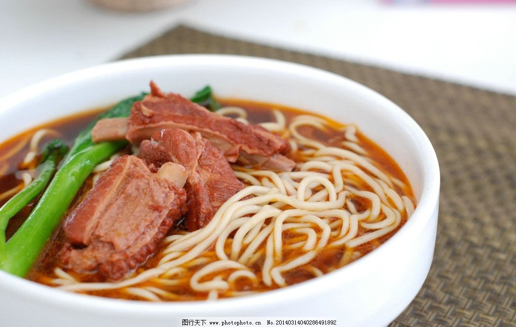 青菜面摄影图__传统美食|麻辣青菜香菇面摄影图